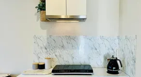 20 minutes to Mel CBD 2 BRs AirCon unit guest house - Image 3
