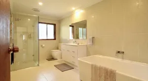 Burrill's Cedar Cottage - Walking Distance to Water - Linen Not Provided - Image 2