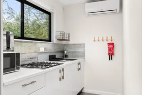 Bright 1-Bed Apartment with Garden Views - Image 4
