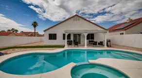 Luxurious House With A Pool, Spa, and Patio, Sleeps 6 Comfortably - Image 4