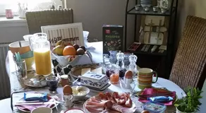 Übernachten in unseren Crutpracht Gästezimmern mit großem Bauernfrühstück, ab April 24 auch in der DUFFEL-SCHEUNE - Image 3