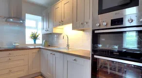 Hillcrest Luxury Apartment - Image 5