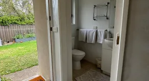 Guest ensuite room with private entrance - Image 3