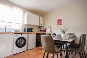 North Elgin Apartment - Image 3