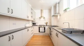 Large Cosy Property 15min from Central London - Image 3