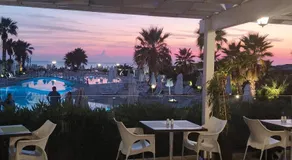 Relaxrooms, 1 queen size bed, swimming pool - Image 2