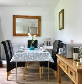 The Woodfarm Lodge - 3 Bedroom House with free Parking - Image 3