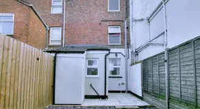 Spacious Central Home, Garden & Parking - Image 2