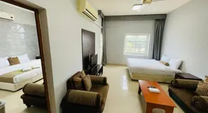 Cozy 1 Bedroom Hall - Image 2