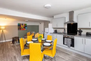 Free Parking & WiFi, Large Bedrooms, Self Check-in - Image 3