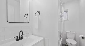 Bloomfield, Shadyside !A Modern and Bright Private Bedroom with Shared Bathroom - Image 2