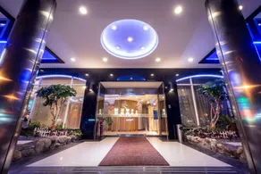 Golden Phoenix Hotel - Image 2