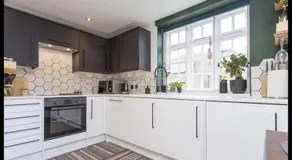 Grand Apartment in Historic Building with Free Parking - Image 3