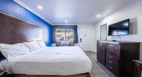 Town and Country Inn - Image 2
