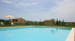 Apartamento con piscina y área privada al aire libre con mesa y sillas.  Cortona (Arezzo) - Image 2