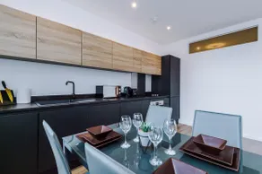 Stunning 2-Bedroom Apartment in Bolton - Image 5