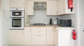 Cambridge North 3 Bedroom Family Home, Spacious Garden, BBQ & Parking - Image 3