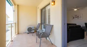 Sunny, 2-bedroom apartment with pool, 200m from Caseys beach - Image 4