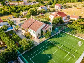 Villa Field Hill with Swimming Pool and Tennis Court - Image 5