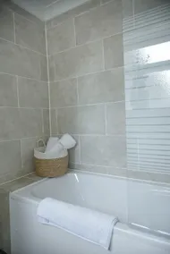 Cosy Luxe 3Bed Retreat |Hot Tub•BBQ•Parking•Town - Image 4