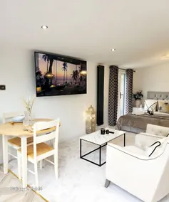 1-Bed Studio with Parking Ideal for Couples - Image 3