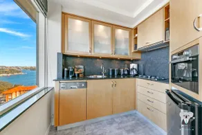 KOZYGURU | McMahons Point | Amazing Water View Studio + FREE Parking - Image 5
