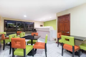Super 8 by Wyndham Brunswick/St Simons Island Area - Image 3