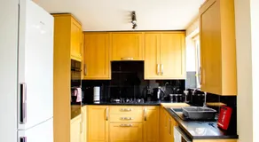 Spacious 5-Bedroom Home - Sleeps 11 & Free Parking - Image 2