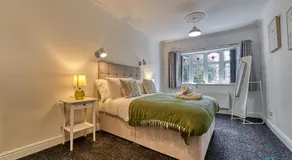 4 Bedrooms- Sleeps 8 - Image 2