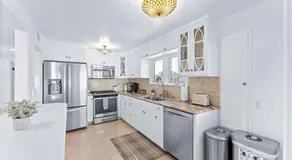 Stunning BayVIEW Home with Epic Waterfront Views - Image 4