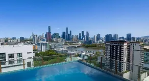 Milton Oasis level 16- Luxury Apt near Milton Station - Image 2