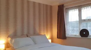 Ideally located contemporary 3 bed spacious house - Image 2