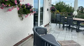 Luxury 3 bedded room with sea views and parking - Image 5