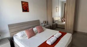 Bright Room - Private External Bathroom - Image 2