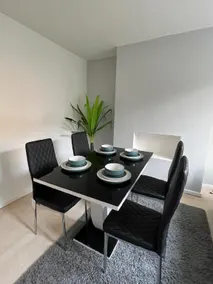 Maison spacieuse, élégante et confortable, comprenant 3 chambres et un parking - Image 2