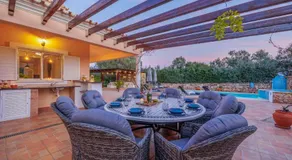 Stunning Countryside Villa w Private Garden & Pool - Image 5