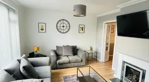 Lovely Modern 3 Bedroom Home with Private Garden & Large Driveway Fits 2 Vans Ideal for Contractors NHS & Long Term Stays Easy Access to M6, Walsall & City Centre - Image 2