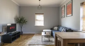 2BR 2BA Apartment - Emperor Beds - Free Parking - Near LGW Airport - Image 2