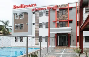 RedDoorz Plus at DBuilders Poblacion BGC - Image 3