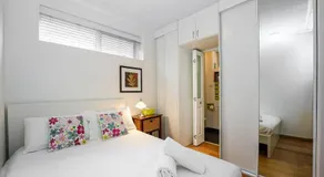 Central & Cozy Fitzroy Studio Apartment with parking - Image 4