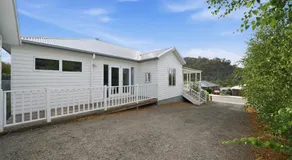 Spacious 4BR Home Near Hobart Airport Perfect for Families - Image 4