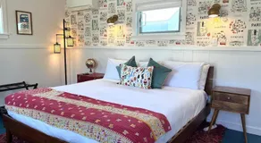 Urban Luxe Retreat l King Bed l Kitchenette - Image 2