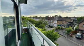 Charming 2 Bedroom Flat with Urban Views - Image 5