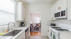 4 - Berkeley Private Apartment with Parking & Laundry - Image 3