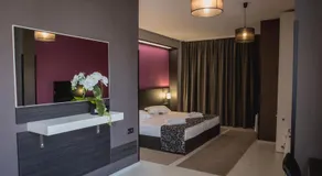 Hotel Idol - Image 2