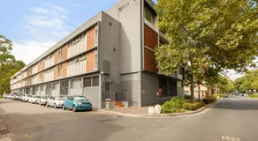 Cozy Open-Plan Studio With Pool Access Near Wharf - Image 5