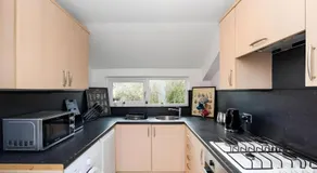5 Individual Beds - Free Parking - Image 5