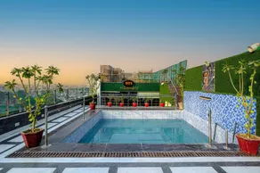 Hotel Sallow Grand - Image 2