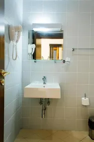 Golden Fleece Hotel - Image 1