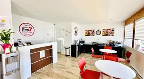 Motel 7 Inn & Suites - Image 5